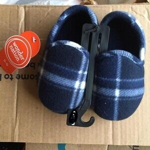 New boys‎ slippers 9/10 Plaid non slip bottoms house shoes